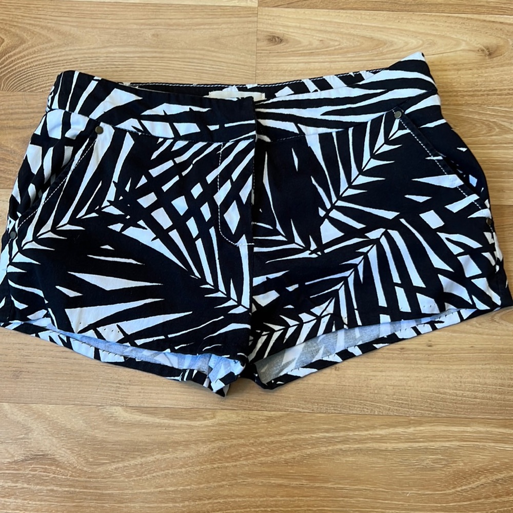 ❤️❤️DEPT 222 Women’s black and white Shorts. Hawaiian leaf  plam tree print. 4P